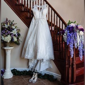 Beautiful A-Lined plus sized wedding dress with underskirt and veil size 26